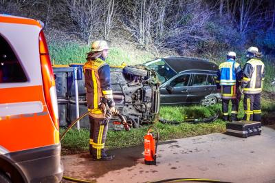 Koengen: Schwerer Verkehrsunfall mit zwei Fahrzeugen auf der A8 - ein PKW ueberschlagen - 5 Personen verletzt